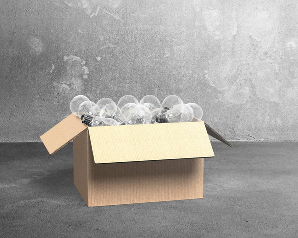 Ανοικτό κουτί από χαρτόνι με λαμπτήρες - Φωτογραφία, εικόνα