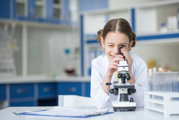 Little girl scientist - Foto, immagini