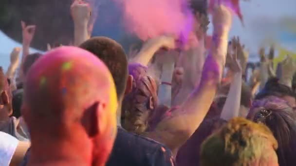 Святкування фестиваль холі, людина кидали барвисті порошку на голову жінки - Кадри, відео