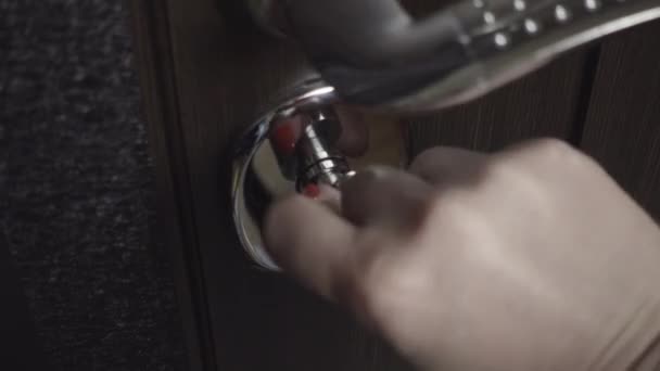 Γυναικείο χέρι κλείνει την κλειδαριά στην πόρτα - Πλάνα, βίντεο