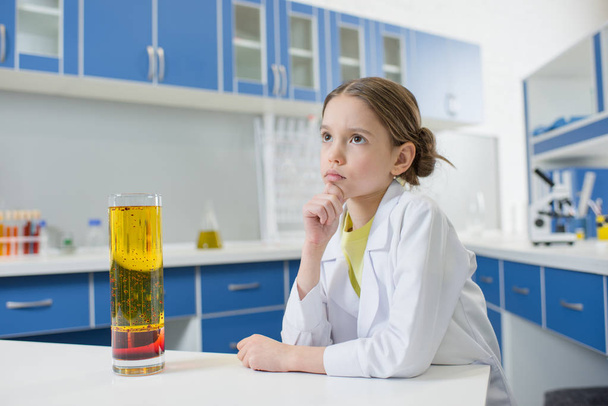 girl scientist with lab tube - Foto, afbeelding