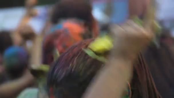 Дівчина з хвіст танцює і насолоджується фестивалем Холі, показуючи любовний знак руками
 - Кадри, відео