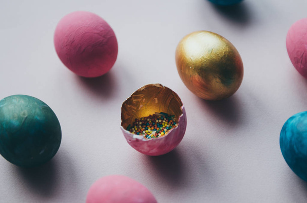 kleurrijke paaseieren met snoepgoed beregening - Foto, afbeelding