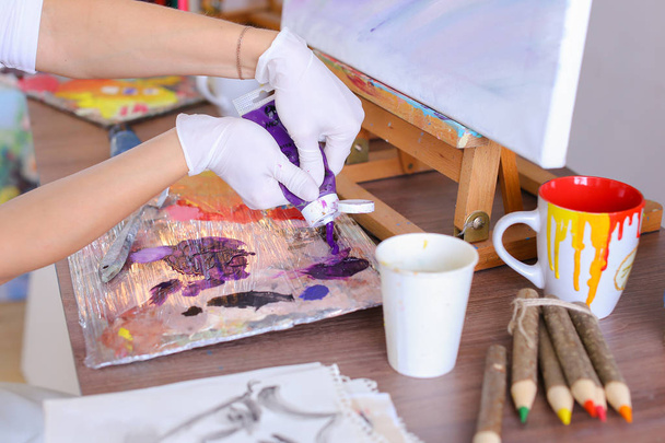 Artista estrude vernice da tubi sulla tavolozza per miscelare i colori t
 - Foto, immagini