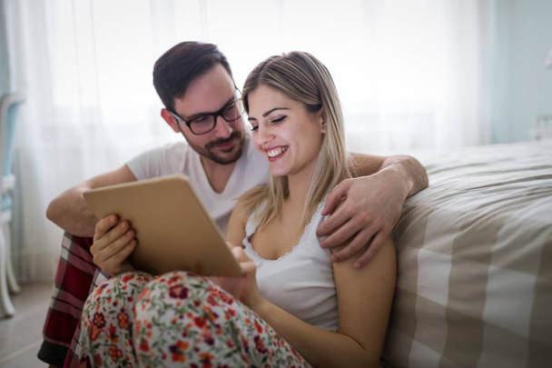 Couple in love using tablet - Foto, imagen