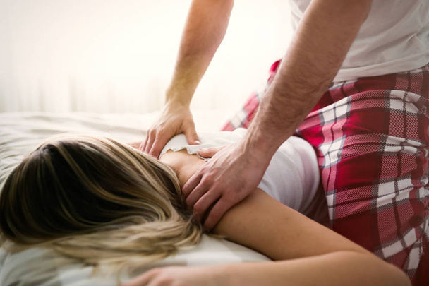 couple giving massage - Foto, afbeelding