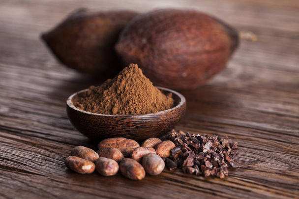 Cacao pod en cacaobonen  - Foto, afbeelding
