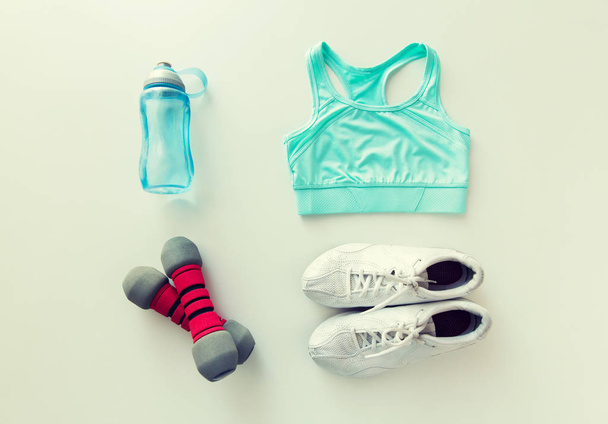 close up of sportswear, dumbbells and bottle - Foto, Imagem