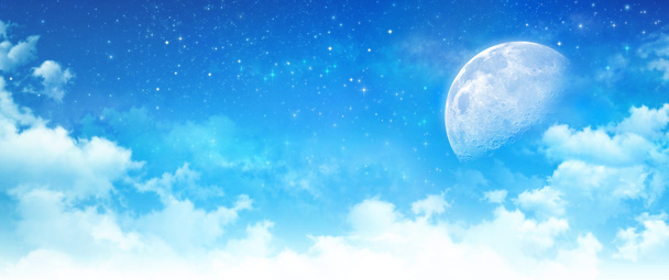 Maanlicht in een bewolkte blauwe hemel - Foto, afbeelding