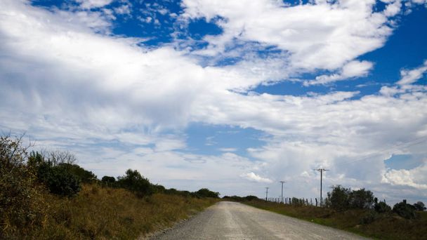 Σκονισμένο δρόμο με μια τρύπα στα σύννεφα - Φωτογραφία, εικόνα