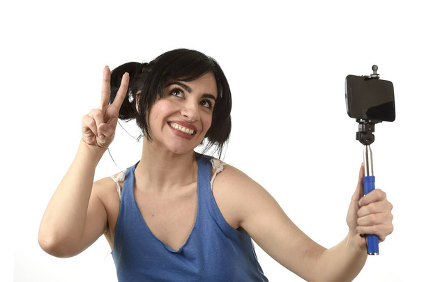 szexi nő, bottal, és mobiltelefon kamera jelentő boldog selfie fénykép - Fotó, kép