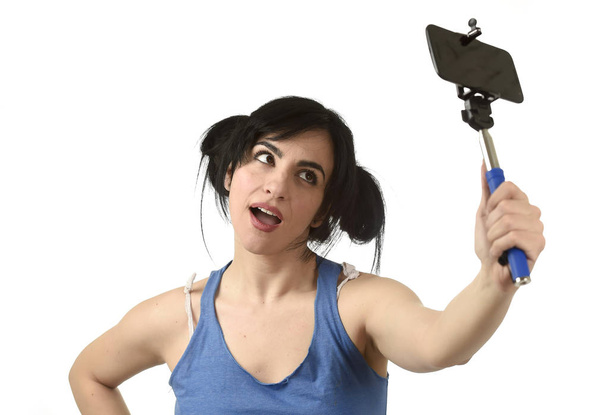 femme sexy prenant selfie photo avec bâton et appareil photo de téléphone mobile posant heureux
 - Photo, image