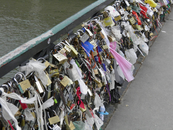 Αγαπημένοι λουκέτου κλείδωμα αγάπη κλειδωμένη σε ένα φράχτη για να συμβολίσουν αιώνιας αγάπης - Φωτογραφία, εικόνα