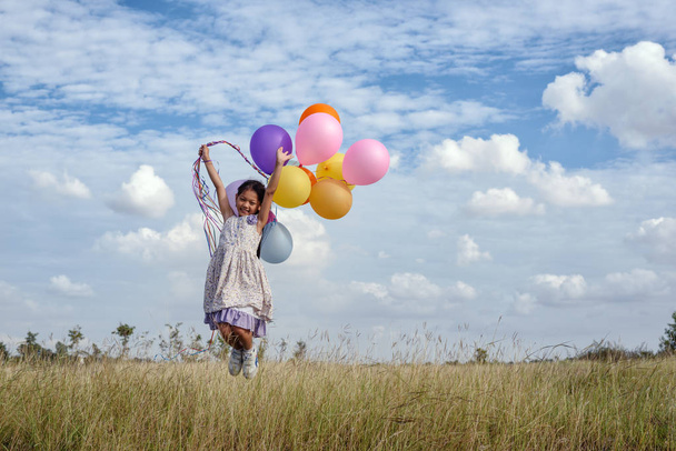mutlu kız renkli balonlar ile. - Fotoğraf, Görsel