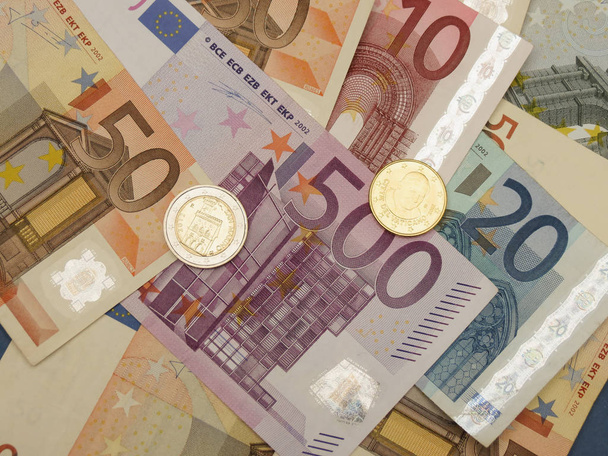 Euro (Eur) bankovky a mince peníze jako pozadí nebo peníze koncepce - s mincí Vatikánu (papež Benedikt Xvi.) a jeden ze San Marino - Fotografie, Obrázek