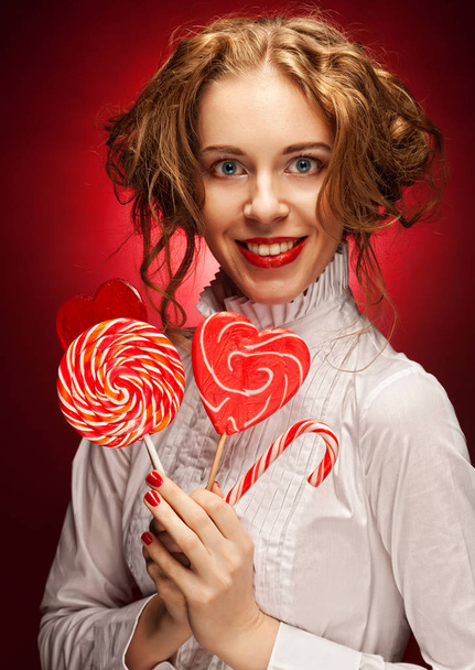woman with heart caramel over red background - Zdjęcie, obraz