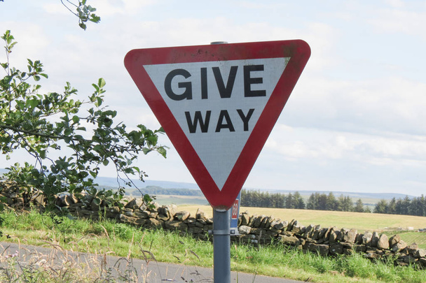 Sinais regulatórios, dar lugar a sinal de trânsito na zona rural britânica
 - Foto, Imagem