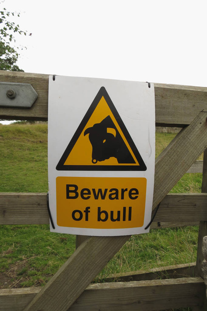Señal de advertencia Cuidado con el toro en el campo
 - Foto, Imagen