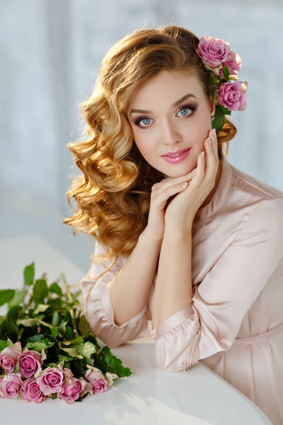 Portrait of a beautiful blonde girl with delicate pink roses on  - Valokuva, kuva