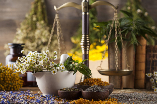 Medicina herbal en la mesa
  - Foto, imagen
