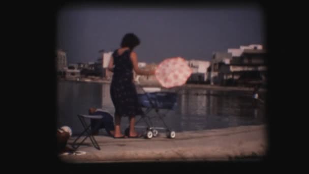 Jahrgang 8mm. Frau schiebt Kinderwagen - Filmmaterial, Video