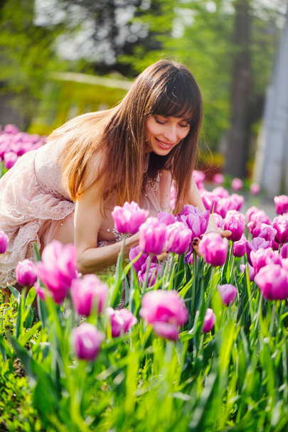 szép nő, tulipán területén - Fotó, kép