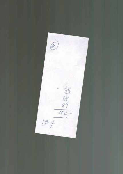 factura o recibo escrito a mano aislado sobre fondo negro
 - Foto, imagen