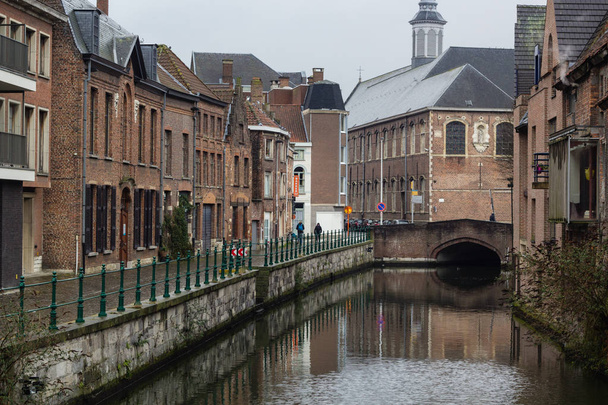 Vista de los canales y calles de la ciudad de Gent, Bélgica en días de lluvia
 - Foto, imagen