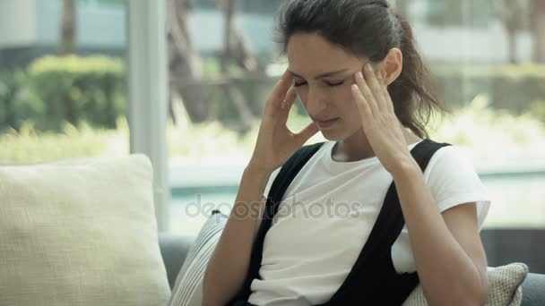 Jonge vrouw met hoofdpijn, close-up - Video