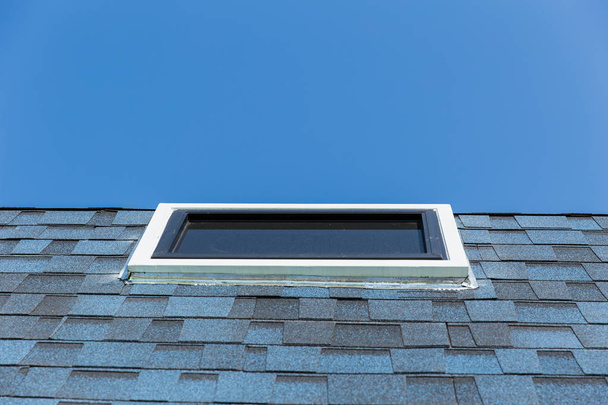 Okno dachowe, słońce jasne szkło windows na dachu domu. - Zdjęcie, obraz