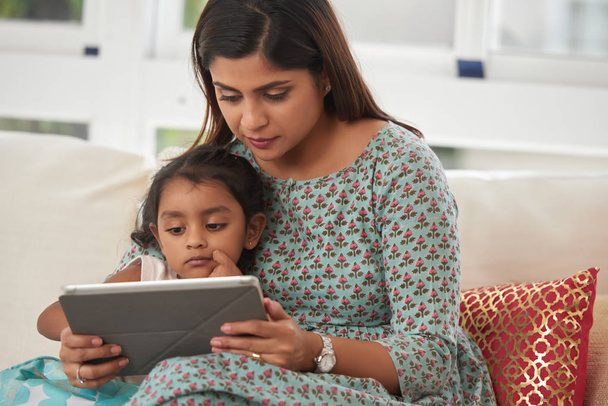 Dijital tablet üzerinde izlerken anne  - Fotoğraf, Görsel