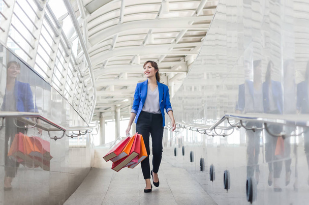 Beautiful young asia woman with shopping bags walking at walk wa - Foto, afbeelding