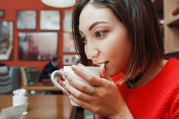 Ázsiai nő inni egy csésze teát vagy kávét a café - Fotó, kép
