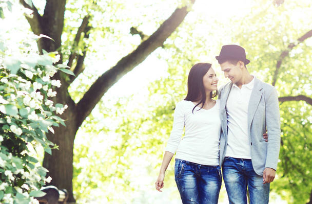 Young happy couple in park - Foto, Imagem