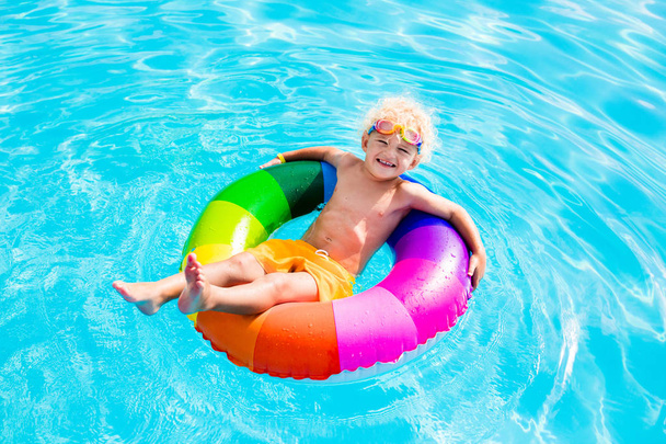 Enfant avec anneau jouet dans la piscine
 - Photo, image