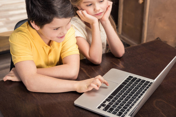 Children using laptop - Fotografie, Obrázek