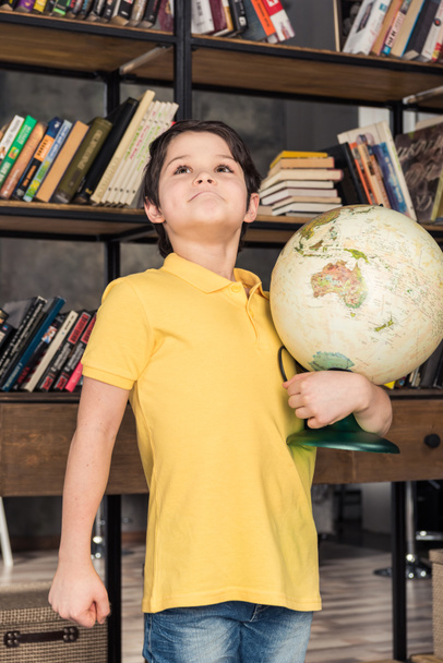 Schüler hält Globus in der Hand - Foto, Bild