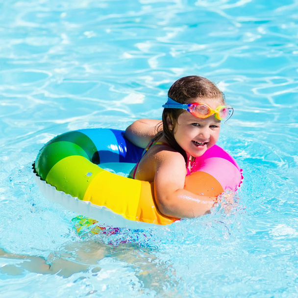 Oyuncak yüzük yüzme havuzunda ile küçük kız - Fotoğraf, Görsel