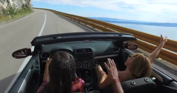 vrienden rijden in een cabrio - Video