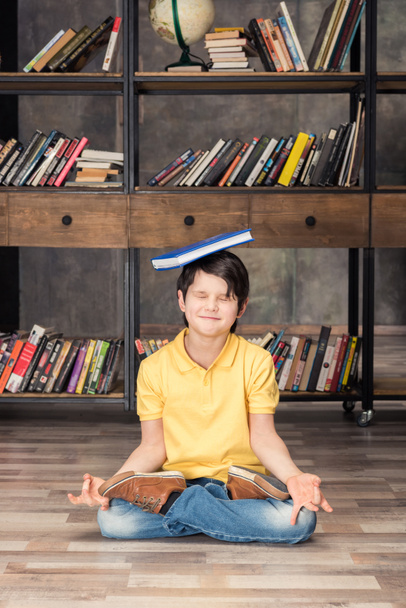 garçon avec livre dans la bibliothèque
 - Photo, image