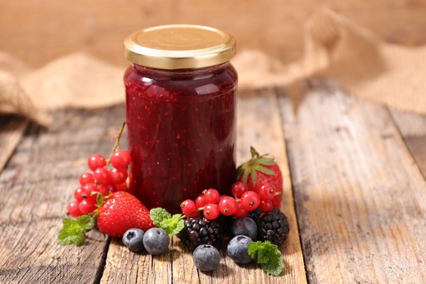 tasty berry jam  - Foto, afbeelding