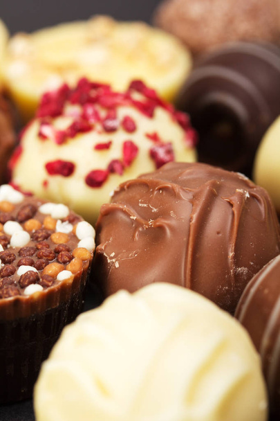 Primer plano de una selección de deliciosos chocolates
 - Foto, imagen