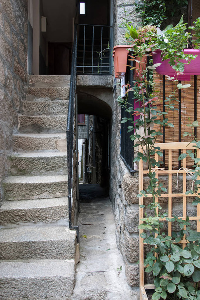 Очень узкий переулок в Сартене, Корсика
 - Фото, изображение