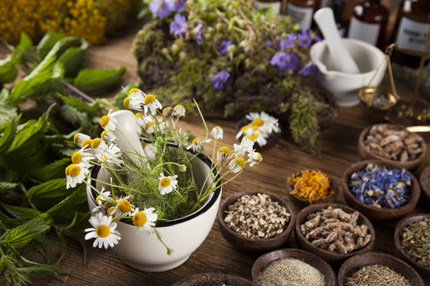 Medicina herbal sobre fondo de escritorio de madera
 - Foto, Imagen