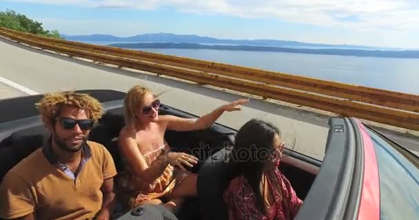 mensen rijden in een cabrio - Video