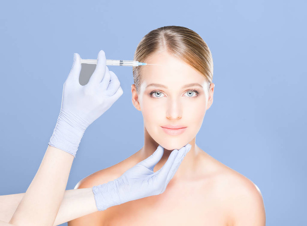 Kadının yüzü içine enjeksiyon yapma doktor - Fotoğraf, Görsel