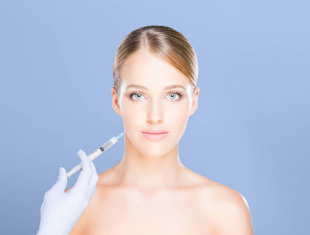 Medico facendo iniezione in faccia della donna
 - Foto, immagini