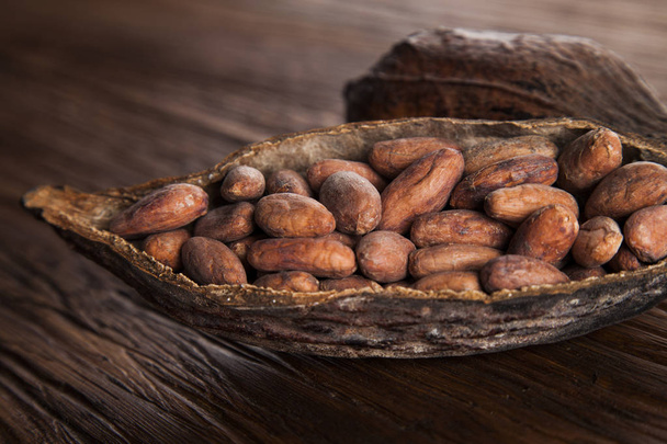 vaina de cacao en mesa de madera
  - Foto, Imagen