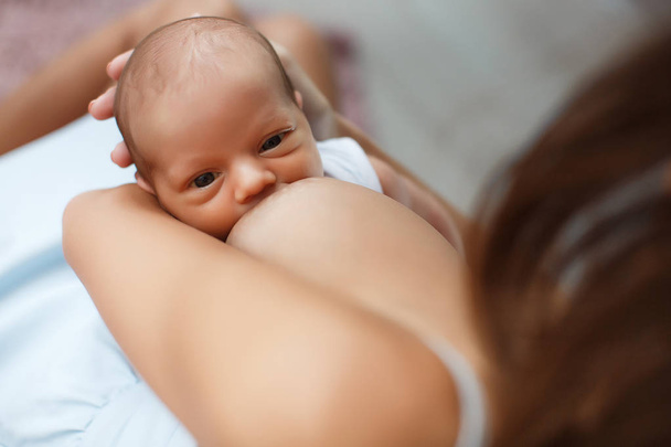 Borstvoeding moeder haar pasgeboren kind - Foto, afbeelding