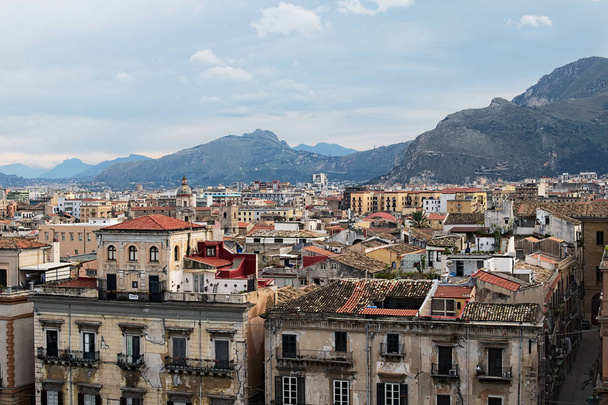 A tetőről, a Palermo székesegyház láthatjuk a csodálatos városkép a Palermo. A régi házak szép cseréptetővel. Szép hegyi a háttérben. Palermo. Sicily - Fotó, kép